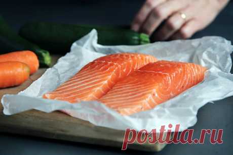 Диетологи рассказали о замедляющих старение продуктах. Американские диетологи рассказали, как замедлить старение при помощи правильного питания. По словам Рональда Смита, избыток сахара подрывает здоровье. Лиза Янг рекомендует включить в рацион побольше овощей и фруктов. Триста Бест напоминает о важности потребления достаточного количества воды.