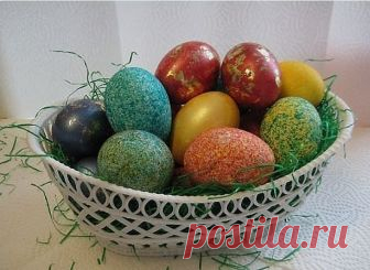 Покраска яиц рисом за пару минут. 
Красиво и необычно! 
 
Думаю, что этот вариант доступен всем. 
 
Жидкую краску капаем на рис (15-20 капель) и закрыв крышкой встряхнуть. 
Горячее яйцо вытереть салфеткой и положить на рис. 
Закрыть крышкой и потрясти в верх-вниз. 
Вот что получилось. Интересно правда?