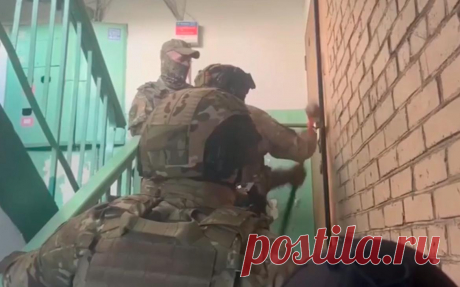 В Приморье полиция задержала бизнесменов за легализацию 11 тыс. мигрантов. В Приморском крае полицейские задержали трех человек, которые через гостиничную фирму выдали почти 11 тыс.