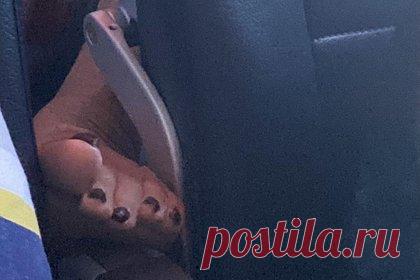 Пассажирка положила босую ногу на подлокотник попутчика и прослыла вонючкой. Пассажирка самолета положила босую ногу на чужой подлокотник и прослыла вонючкой среди пользователей форума Reddit. На снимке видно, что путешественница вторглась в пространство другого пассажира, сидящего впереди. Она разместила ногу между двумя креслами и вызвала гнев среди юзеров.