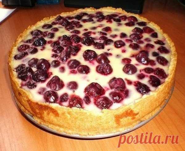 НЕЖНЫЙ ЗАЛИВНОЙ ПИРОГ С ЯГОДАМИ

Простое приготовление, использовать можно любые ягоды, в летний сезон есть раличные...

Ингредиенты:
для теста: мука - 400 г, маргарин - 120 г, сахар - 100 г, яйцо - 2 шт., разрыхлитель - 1ч.л.
для начинки: ягоды - 250 г
для заливки: сметана - 200 г, сахар - 100 г, яйцо - 2 шт., мука - 2 ст.л.

Приготовление:

Для теста: взбить яйца с сахаром. Маргарин растопить и дать немного остыть. Смешать яйца с маргарином.

Разрыхлитель перемешать с му...