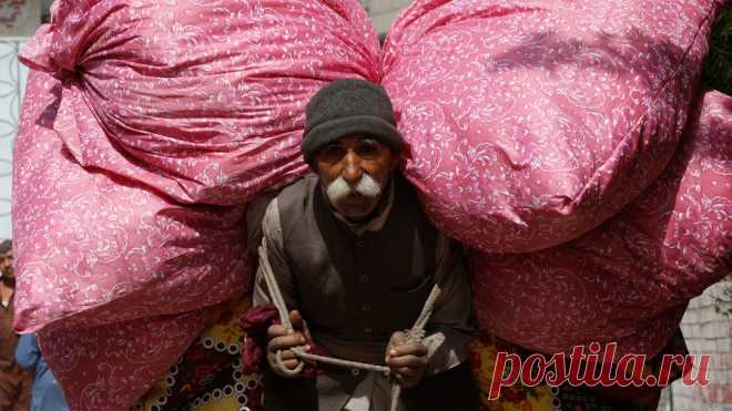 Старая еврейская притча о счастье детей Однажды, по узкой извилистой тропинке шел старый ребе. Шел он неспеша, операясь на трость и радуясь каждому мгновению жизни. Тут навстречу ему попался