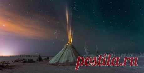 Кирилл Уютнов, автор фото: «Порывы ветра доносили звуки потрескивающих в чуме дров и запах разгорающихся лиственничных поленьев. Морозной ночью нет ничего уютней хохолка тусклого света, вырывающегося из теплого чума».