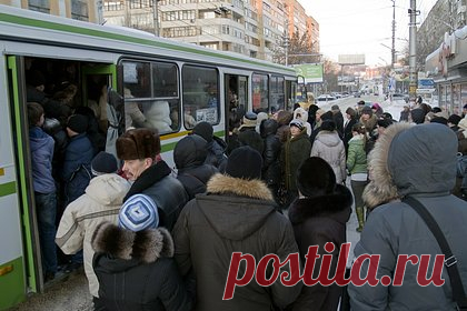 В российском регионе пьяный водитель сбил трех человек на остановке. В городе Лебедянь Липецкой области пьяный россиянин за рулем автомобиля сбил трех человек, которые стояли на автобусной остановке. Об этом сообщило управление МВД по российскому региону на своей странице во «ВКонтакте». По информации министерства, один из трех пострадавших получил несовместимые с жизнью травмы.