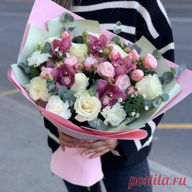 Букет "Доля Ангела" из живых цветов в стильной дизайнерской упаковке