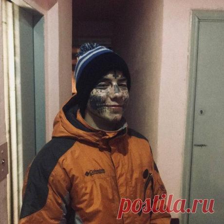 «Расписной» парниша - Парень из Белгорода, покрывший свое тело татуировкам разной степени художественной ценности, считает что таким образом он выражает социальный протест. Единственная тату о котором он сожалеет, это кривая надпись на лбу. Все остальные он намерен проносить на своем теле всю оставшуюся жизнь.