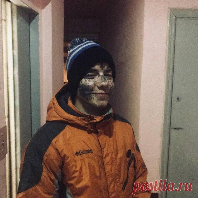 «Расписной» парниша - Парень из Белгорода, покрывший свое тело татуировкам разной степени художественной ценности, считает что таким образом он выражает социальный протест. Единственная тату о котором он сожалеет, это кривая надпись на лбу. Все остальные он намерен проносить на своем теле всю оставшуюся жизнь.