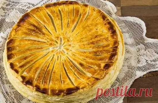 Пирог из квашеной капусты с грибами  - Sauerkraut-Tarte mit Pilzen Пирог из квашеной капусты с грибами и беконом в слоеном тесте по немецкому рецепту.