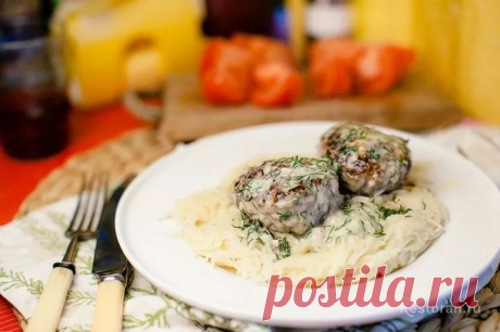 Котлеты в сырном соусе Котлеты - абсолютная классика домашней русской кухни. Периодически их очень хочется. Чтобы не повторяться, сотворила такой вот рецепт. Котлеты получаются очень сочными и нежными. Попробуйте.