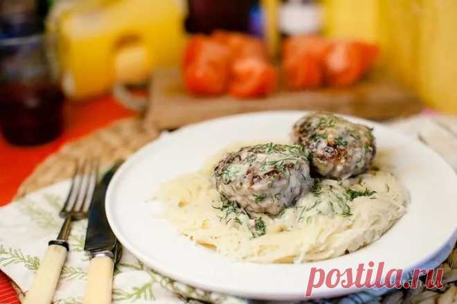 Котлеты в сырном соусе Котлеты - абсолютная классика домашней русской кухни. Периодически их очень хочется. Чтобы не повторяться, сотворила такой вот рецепт. Котлеты получаются очень сочными и нежными. Попробуйте.