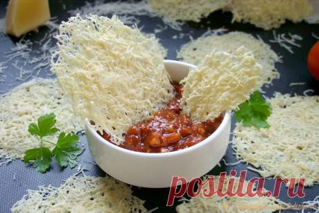 Чипсы из сыра в духовке Сырные чипсы - отличная альтернатива магазинным. Приготовить их проще простого, главное, выбрать правильный сорт сыра. Он не должен сильно плавиться и растекаться. Достаточно потратить всего лишь минуту на то, чтобы натереть сыр и выложить на противень. Далее, пара минут на выпечку, и вкусные,