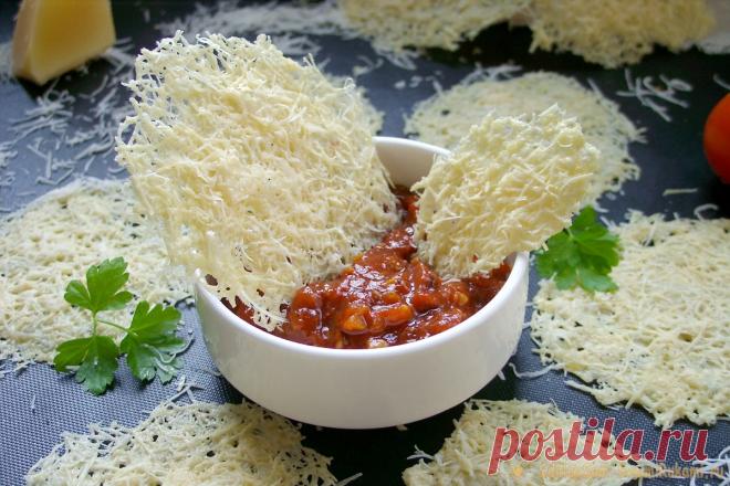 Чипсы из сыра в духовке Сырные чипсы - отличная альтернатива магазинным. Приготовить их проще простого, главное, выбрать правильный сорт сыра. Он не должен сильно плавиться и растекаться. Достаточно потратить всего лишь минуту на то, чтобы натереть сыр и выложить на противень. Далее, пара минут на выпечку, и вкусные,