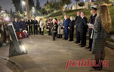 В Израиле возложили венки к памятнику "Свеча памяти" блокадникам Ленинграда в Иерусалиме. Как отметил посол РФ в Израиле Анатолий Викторов, участники церемонии отдали "дань уважения и памяти славным воинам Красной армии и жителям Советского Союза, которые победили нацизм и обеспечили свободное существование нашей Родины, да и всего мира"
