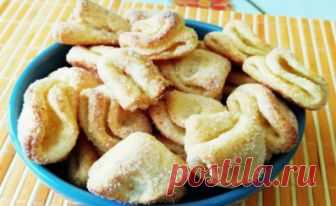 Творожное печенье «Ушки» - Вкусный день Приготовим, вкусное печенье из творога. Съедается так же быстро как и готовится. Для творожного печенья, нам понадобится: Творог 400 гр Маргарин или сливочное масло 200 гр Мука 450 гр Сахар 100 гр Сода пищевая ½ ч л Ванилин 1 гр Соль ½ ч л Творог, для этого рецепта лучше всего протереть через сито. В миске