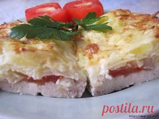 Курица под шубой из тёртого картофеля.
