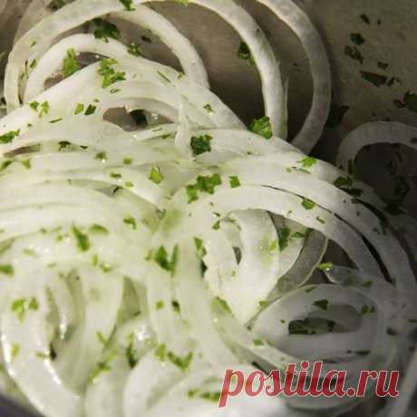 Как быстро замариновать лук к шашлыку и не только