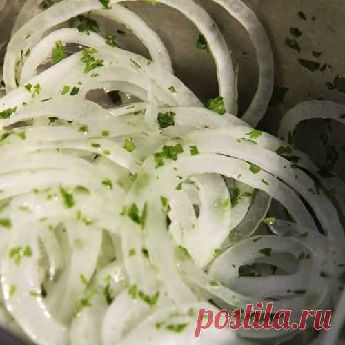 Как быстро замариновать лук к шашлыку и не только