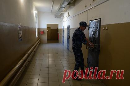 Помещение в ШИЗО заболевшего россиянина признали незаконным. Верховный суд России признал незаконным помещение в штрафной изолятор (ШИЗО) россиянина, который из-за плохого самочувствия днем лег в кровать. Заболевшему заключенному дали препараты по всем схемам ВААРТ-терапии (антиретровирусная терапия). Из-за этого он мог плохо себя чувствовать. Суд признал наказание чрезмерным.