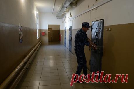 Помещение в ШИЗО заболевшего россиянина признали незаконным. Верховный суд России признал незаконным помещение в штрафной изолятор (ШИЗО) россиянина, который из-за плохого самочувствия днем лег в кровать. Заболевшему заключенному дали препараты по всем схемам ВААРТ-терапии (антиретровирусная терапия). Из-за этого он мог плохо себя чувствовать. Суд признал наказание чрезмерным.