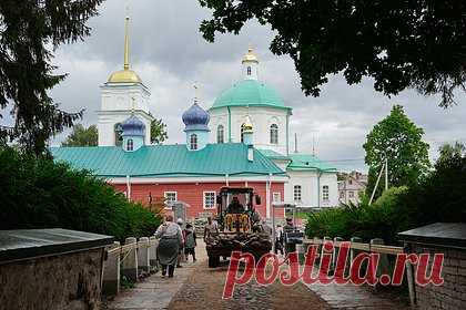 Российский монастырь принял первого монаха из Киево-Печерской лавры. Из Киево-Печерской лавры в Свято-Успенский Псково-Печерский монастырь переехал первый монах. Об этом сообщил председатель Патриаршего совета по культуре, митрополит Псковский и Порховский Тихон (Шевкунов). Приехавший из Киево-Печерской лавры батюшка с первых дней начал пользоваться вниманием среди прихожан.