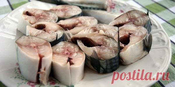 СКУМБРИЯ ПРЯНОГО ПОСОЛА
Скумбрия соленая по этому рецепту готова к употреблению уже на следующий день, а все ингредиенты у каждой хозяйки всегда в наличии.
Берем 2-3 рыбины. Тщательно чистим: убираем внутренности, отрезаем голову, хвост, плавники. Затем нарезаем на кусочки 1,5-2 см.
Пока занимались чисткой, у нас закипела вода.
Для скумбрии пряного посола конечно необходим рассол.
Ингредиенты:
0,5 л воды
1 столовая ложка соли
1 столовая ложка сахара
0,5 столовой ложки сухо...