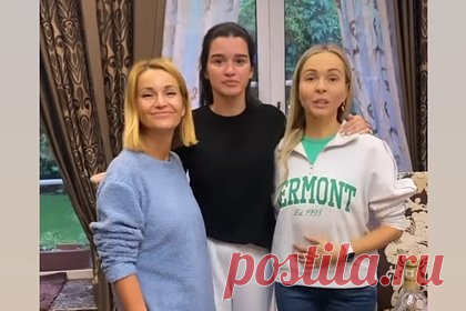 Бородина показала лицо без макияжа и фильтров. Российская ведущая Ксения Бородина показала естественную внешность без фильтров. 40-летняя знаменитость поделилась видео в сторис, на которых она запечатлена вместе с коллегой, бывшей солисткой группы «Блестящие» Ольгой Орловой и ее дочерью Анной. На размешенных кадрах видно, что телезвезда отказалась от макияжа.