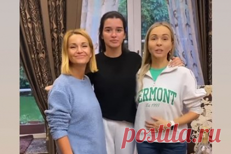 Бородина показала лицо без макияжа и фильтров. Российская ведущая Ксения Бородина показала естественную внешность без фильтров. 40-летняя знаменитость поделилась видео в сторис, на которых она запечатлена вместе с коллегой, бывшей солисткой группы «Блестящие» Ольгой Орловой и ее дочерью Анной. На размешенных кадрах видно, что телезвезда отказалась от макияжа.