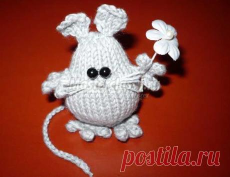 Забавный мышонок.
Х/б пряжа серого цвета, чулочные спицы № 2, немного ниток белого цвета на усики, крючок № 2, игла для сшивания деталей, 2 бусинки для глаз и декоративный цветочек