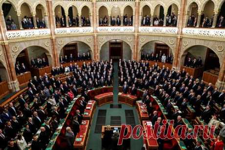 В Венгрии отказались проводить сессию парламента для решения по Швеции и НАТО. Оппозиция, вероятно, потребует проведения внеочередной сессии парламента Венгрии для ратификации вступления Швеции в НАТО, однако в этом вопросе нет никакой срочности и чрезвычайной необходимости. Об этом заявил спикер венгерского парламента Ласло Кевер в интервью порталу index.hu.