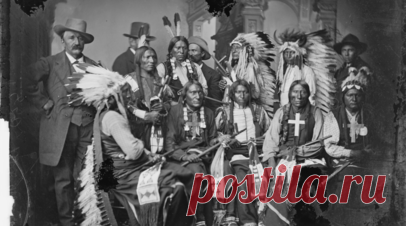 «Уникальный случай в истории США»: как индейцы одержали победу над американской армией в Войне Красного Облака. 155 лет назад в Форт-Ларами был подписан мирный договор, завершивший Войну Красного Облака между союзом индейских племён и правительством США. Вашингтон вынужден был пойти на масштабные уступки. Историки называют успех, которого коренные американцы достигли в крупном и продолжительном конфликте, уникальным случаем в истории Соединённых Штатов. Однако удачный для индейцев исход Войны…