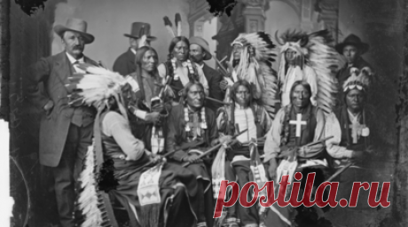 «Уникальный случай в истории США»: как индейцы одержали победу над американской армией в Войне Красного Облака. 155 лет назад в Форт-Ларами был подписан мирный договор, завершивший Войну Красного Облака между союзом индейских племён и правительством США. Вашингтон вынужден был пойти на масштабные уступки. Историки называют успех, которого коренные американцы достигли в крупном и продолжительном конфликте, уникальным случаем в истории Соединённых Штатов. Однако удачный для индейцев исход Войны…