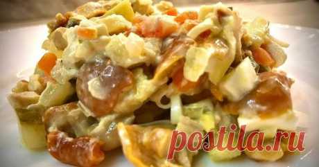 Салат «‎Машеровский» с маринованными грибами - Будет вкусно - 31 марта - 43807612151 - Медиаплатформа МирТесен Каждую осень моя бабуля отправляется в лес на грибную охоту. Грибы предпочитает диким животным по нескольким причинам. Во-первых, не так жалко. Во-вторых, мясо дикого животного трудно поддается обработке, а над опятами колдовать — одно удовольствие. И потом надо же из чего-то готовить салат - 31 марта - 43807612151 - Медиаплатформа МирТесен