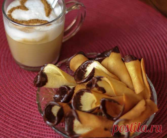 francuzskoe-pechene-recept ...  с французского-черепица.Это хрустящее сахарное печенье похожее по вкусу и хрусту на вафли. Рецептов такого печенья в инете множество! Я выбрала такой :75гр сахара;2 белка;50гр слив масла;50гр муки ,соль,3ст,л кокосовой стружки.Белки взбить с сахаром ... и еще теплыми сворачивать,либо класть на скалку ,чтобы получилась черепица.Быстро и очень вкусно!Порадуйте своих близких таким хрустящим печеньем ...