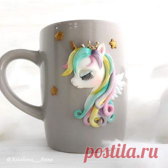 -Мама, какая же милаха!!!! Как у тебя получилось так красиво слепить!?!? - стабильная и не меняющаяся фраза моей дочери😅. Коллеги, а ваши дети, ну те , которые уже разговаривают😂👌, какими эпитетами обычно награждают ваши работы? Ведь они- это наш самый преданный , верный и постоянный фан-клуб 😍😂!!! P.S. Кружка 220мл, Цена 1700. Продана 
#единорог #unicorn #подарок #подарокребенку #подарокдевушке #творчество #ручнаяработа #polymerclay #полимернаяглина #кружкасдекором #декорнакружке