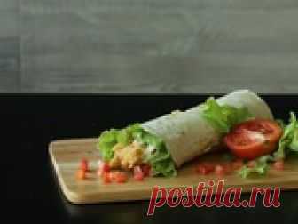 Секреты сочной шаурмы со свежими овощами Только начало пригревать солнышко, как захотелось свежих овощей. До того момента, когда будет собран собственный урожай со своего огорода, еще далеко. А цены на свежие овощи на прилавках рынков и магазинов пока кусается. Но для того, чтобы приготовить вкусный и питательный перекус для своей семьи можно обойтись совсем малым количеством этих дорогих ингредиентов. Раскроем секреты рецепта великолепной сочной шаурмы со свежими овощами по-домашнему.