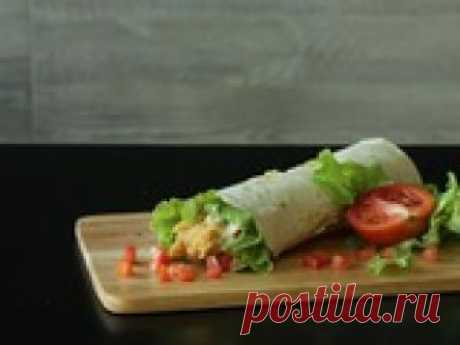 Секреты сочной шаурмы со свежими овощами Только начало пригревать солнышко, как захотелось свежих овощей. До того момента, когда будет собран собственный урожай со своего огорода, еще далеко. А цены на свежие овощи на прилавках рынков и магазинов пока кусается. Но для того, чтобы приготовить вкусный и питательный перекус для своей семьи можно обойтись совсем малым количеством этих дорогих ингредиентов. Раскроем секреты рецепта великолепной сочной шаурмы со свежими овощами по-домашнему.