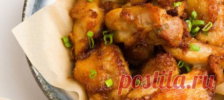 Курица карааге. Рецепт Для маринада смешать венчиком саке, мирин, соевый соус, немного сахарного сиропа (5 мл). Добавить измельченный зубчик чеснока, кусочек чили, молотый черный перец, рубленый имбирь (5 г), немного зеленого лука. Перемешать и немного посолить.