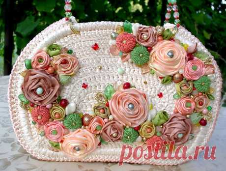 Сумочка связанная из атласных лент