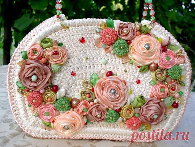 Сумочка связанная из атласных лент