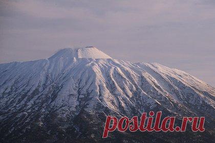 Необычные облака вокруг вулкана на Курилах показали на фото. Жители курильского острова Кунашир запечатлели необычные облака. На фото видно редкое природное явление вокруг вулкана Тятя — лентикулярные облака. Как правило, они образуются на гребнях воздушных волн или между двумя слоями воздуха. Характерной особенностью облаков является их неподвижное положение.