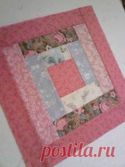Log Cabin Quilt Block Learn how to build block foundations for log cabin quilts with this easy tutorial. The Log Cabin Quilt Block is one of the most basic quilt block patterns, and it can be used in many variations of log cabin quilts. This quilt block has a feminine feel, but feel free to change the colors for your own liking and purpose. Follow the example of this tutorial to make pink<a href="http://www.favequilts.com/tag/Log-Cabin-Quilt-Pattern" target=&q...