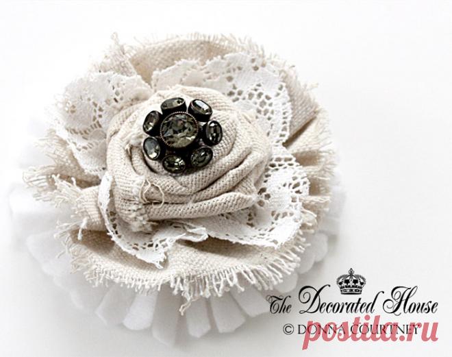 Великолепный цветок из мешковины от Donna Courtney