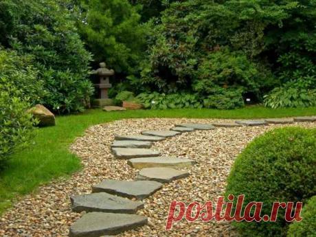 Новости интеллектуального развития: Садовые штучки - извилистые дорожкилагоустройству и озеленению приусадебного участка. Заботливо высажены все растения, все сделано очень грамотно в соответствии с разработанным ландшафтным проектом. Зеленеет молоденький газон, только-только познавший первый укос, возвышаются представительные крупномеры, распятые на растяжках, стремятся сомкнуть свои кроны кустарники в декоративных группах, быстро набирают силу цветущие многолетники. И кажется, теперь-то уж мож