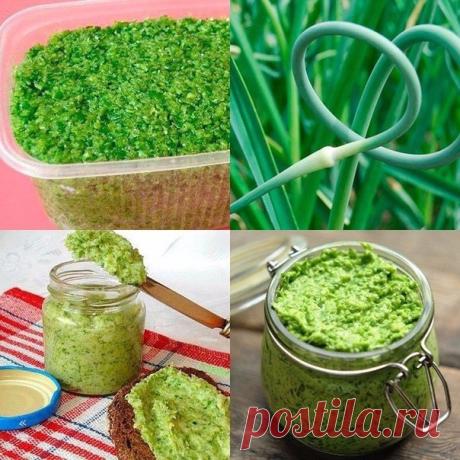 ЧЕСНОЧНЫЕ СТРЕЛКИ ВПРОК

Чеснок (чесночные молодые стрелки) — 500 г
Соль — 0,5 ч. л.
Масло растительное — 1,5 ст. л.

Собранные с чеснока стрелки хорошо помыть и удалить жёсткую часть. Как это сделать стрелочка вам подскажет сама. Мягкая часть стрелки хорошо обламывается при нажатии, а уже огрубевшая часть просто заламывается.

Затем выложить на бумажное полотенце, чтобы убрать лишнюю влагу.

Когда стрелки обсохнут, произвольно их нарежем.
В чашу блендера положим чесночные...