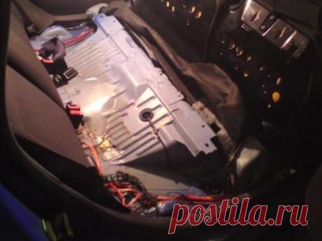 Лючок для доступа к бензонасосу из салона. (Р) (с. 4) / Ford Focus 1 — FFClub