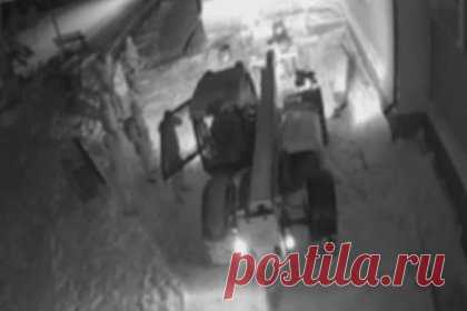 Сторонники ПЦУ захватили храм УПЦ с помощью бульдозера и избиений. Сторонники раскольнической Православной церкви Украины (ПЦУ) силой захватили храм в Ладыжине Винницкой области и избили настоятеля. В ночь на 9 января сторонники ПЦУ с помощью бульдозера снесли ограждение Казанского храма канонической Украинской православной церкви (УПЦ) и проникли на его территорию.