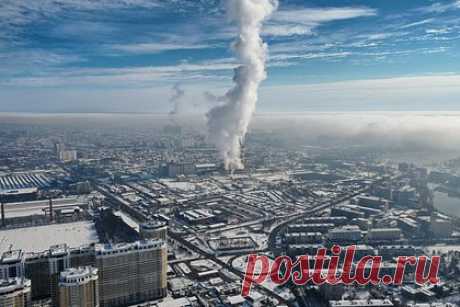 В Краснодаре объяснили громкие звуки взрывов над городом. Громкие звуки взрыва над Краснодаром, которые слышали жители города, являются следствием преодоления самолетом звукового барьера. Об этом сообщили в Telegram-канале Муниципального центра управления городом Краснодар. В Единой дежурно-диспетчерской службе завили, что информации о взрывах и разрушениях не поступало.