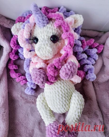 Единорог амигуруми. Схемы и описания для вязания игрушек крючком! Бесплатный мастер-класс от Наталии Орловой по вязанию плюшевого единорога. Высота вязаной игрушки примерно 33-35 см. Для изготовления такой единорожки…