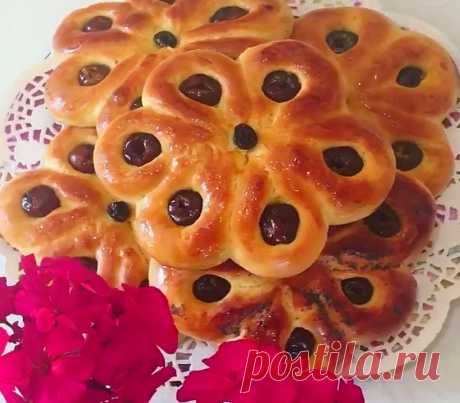 Булочки «Цветочки с Финиками»🥨Супер Тесто для пышной выпечки и наивкуснейшие быстрые домашние булочки с начинкой из Фиников - оторваться невозможно! Нежные, мягкие булочки, которые тают во рту. Рецепт настолько прост, что легко справятся начинающие кулинары! Потрясающе красивые сдобные булочки подкупают своей пышностью и мягкостью. Пoдeлись с Друзьями