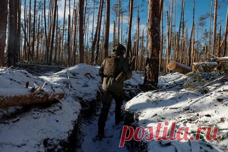 Бежавший украинский военный раскрыл выгоду ВСУ от гибели солдат. В Вооруженных силах Украины процветает коррупция, а офицеры и командование получают выгоду от гибели простых солдат. Об этом во время допроса рассказал бежавший боец украинской армии Андрей Камынин. Он добавил, что солдаты ВСУ получают мизерное обеспечение и вынуждены сами закупать для себя экипировку.